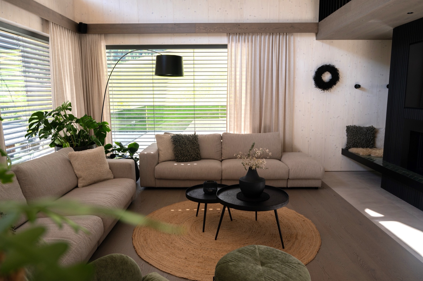 Wohnraum mit Sofa und warmem Licht